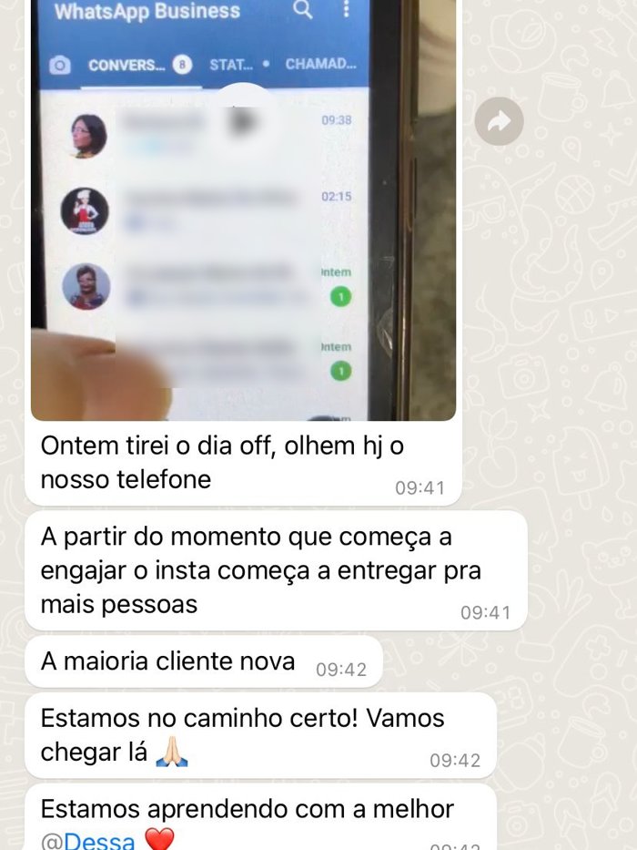Print de conversa: aluna mostra o WhatsApp do negócio cheio de mensagens de clientes novas